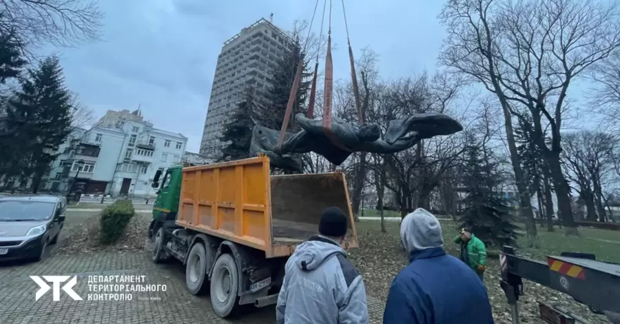 В Мариинском парке демонтировали памятник участникам «январского восстания» 1918 года