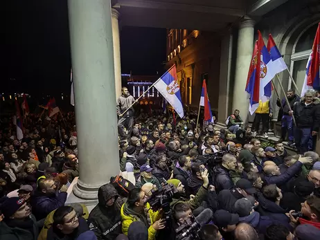 У Белграді пройшли багатотисячні протести, поліція використовувала перцеві балончики