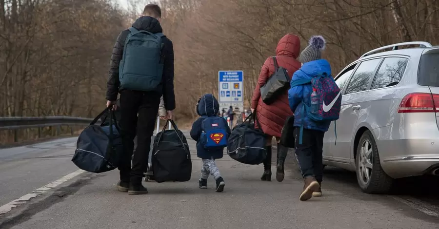 Українців за кордоном, які не стануть на облік у ТЦК, можуть позбавити банківських та консульських послуг