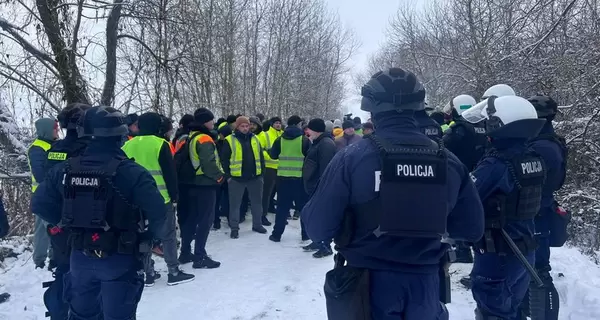 Польша блокирует три пункта пропуска, в очередях стоят более 3400 грузовиков