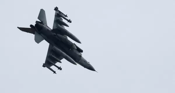 Перші українські пілоти пройшли базову підготовку з управління F-16 у Британії