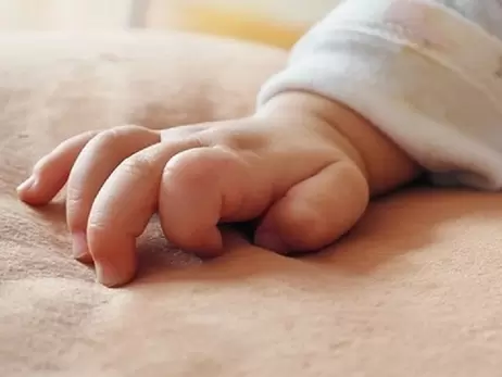 На Житомирщині мати покусала немовля, бо посварилася з чоловіком