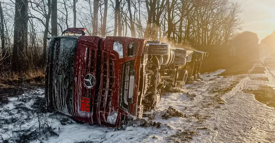 На Тернопільщині через негоду перекинувся бензовоз