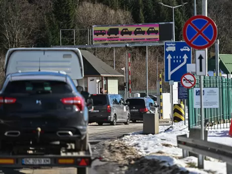 Люди з інвалідністю, багатодітні, зняті з обліку: кого випускають чи не випускають на кордоні