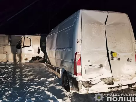 На трассе Киев-Чернигов микроавтобус врезался в КПП, есть погибший