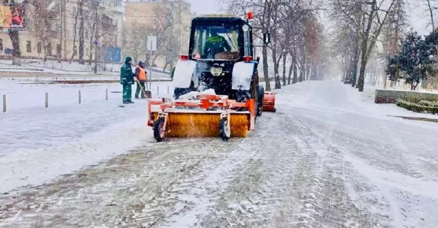 В Киеве коммунальщики ликвидируют последствия снегопада