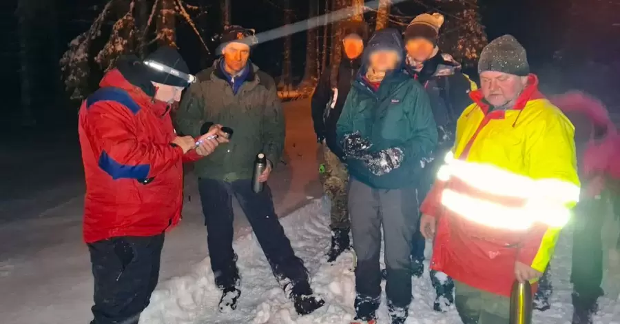 У Карпатах рятувальники знайшли іноземних туристів, які заблукали після сходження на Говерлу