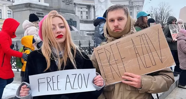 Лидер группы Vivienne Mort вышла на акцию Free Azov в Киеве