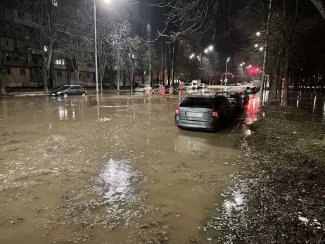 У Києві через прорив каналізації затопило вулицю і без води залишилися дві багатоповерхівки