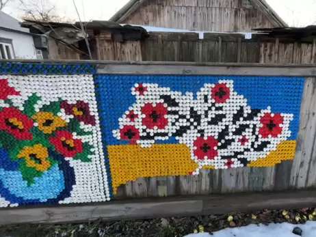 Україна із пластикових кришечок: подружжя на Чернігівщині оздоблює паркан незвичною мозаїкою
