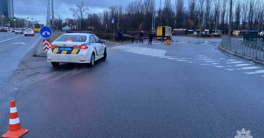 У Києві сталась аварія на водопровідній мережі, затопило один із проспектів у Голосіївському районі