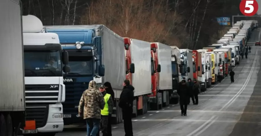 Польські перевізники знову перекрили пункт пропуску Шегині