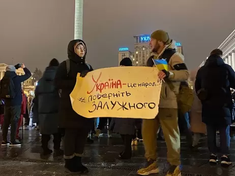 На Майдані Незалежності у Києві сотня протестувальників просить повернути Залужного