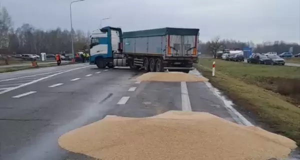 Посольство України звернулося до польської поліції через розсипане фермерами зерно