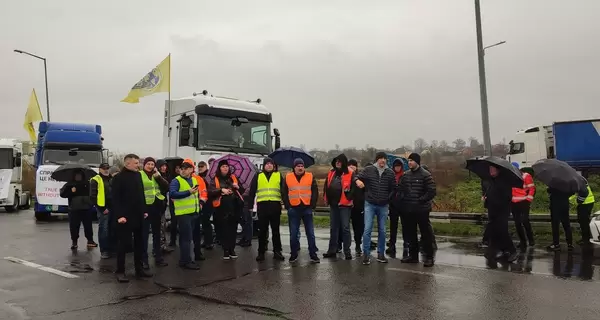 На кордоні з Польщею українські перевізники оголосили дзеркальну блокаду