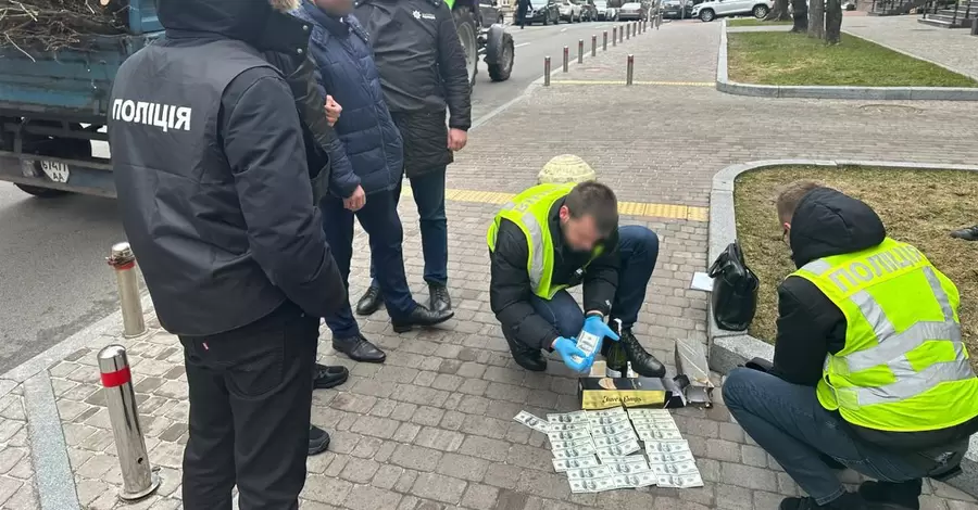 Чиновник Мінкульту за хабар обіцяв допомогти вивезти антикварну зброю 