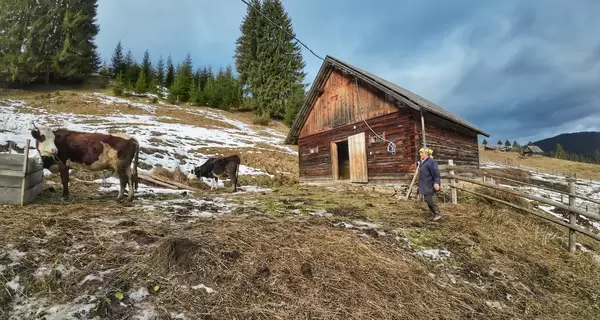 Як живуть нащадки «тунеядців» у гірському селі: без світла, газу та з раціями замість телефонів