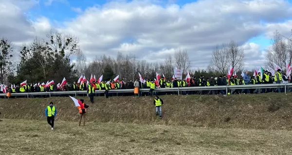 Поляки блокували залізницю на кордоні з Україною з образливими плакатами