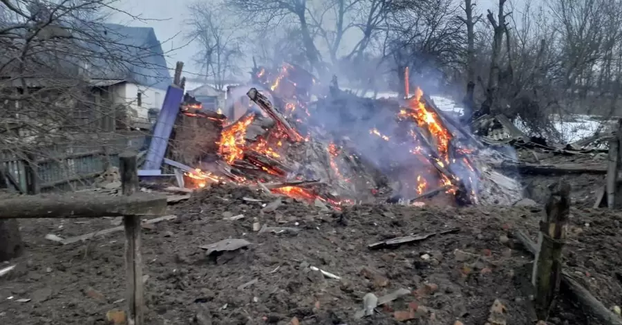 На Сумщині російський дрон влучив у житловий будинок з 5 людьми, триває розбір завалів