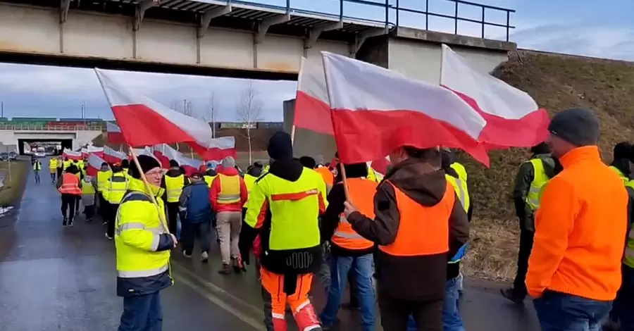 Польські фермери повністю перекрили КПП 