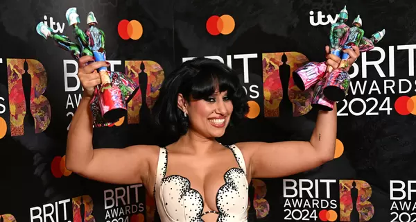 Певица RAYE забрала главные награды на премии Brit Awards -2024