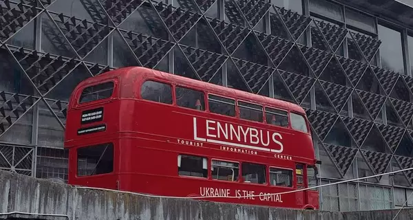 Легендарный красный автобус-кафе Lenny Bus теперь будет стоять возле Житнего рынка 