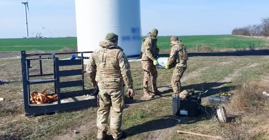 На Николаевщине полиция разминировала боевую часть шахеда, которая застряла в ветрогенераторе