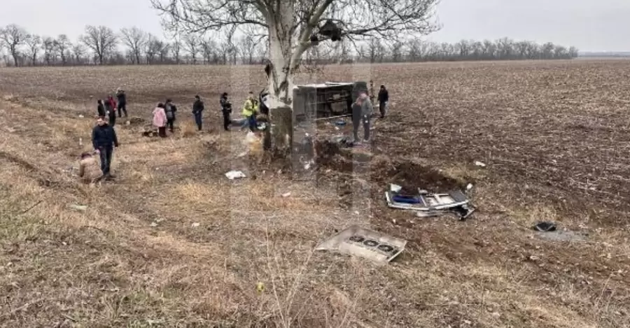 На Дніпропетровщині перекинулася маршрутка з пасажирами, є жертви та постраждалі