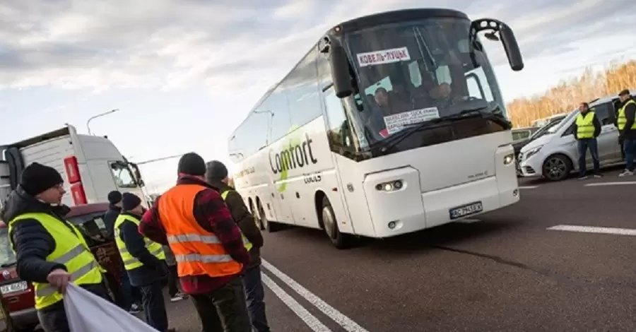 Поляки до 20:00 вообще не будут пропускать автомобили и автобусы через пункт пропуска в Шегинях