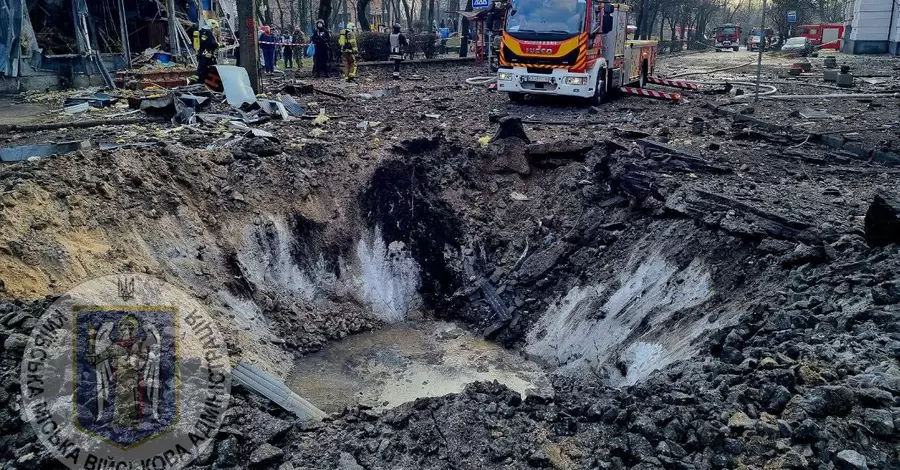 Посреди Киева на месте падения ракеты образовалась огромная воронка