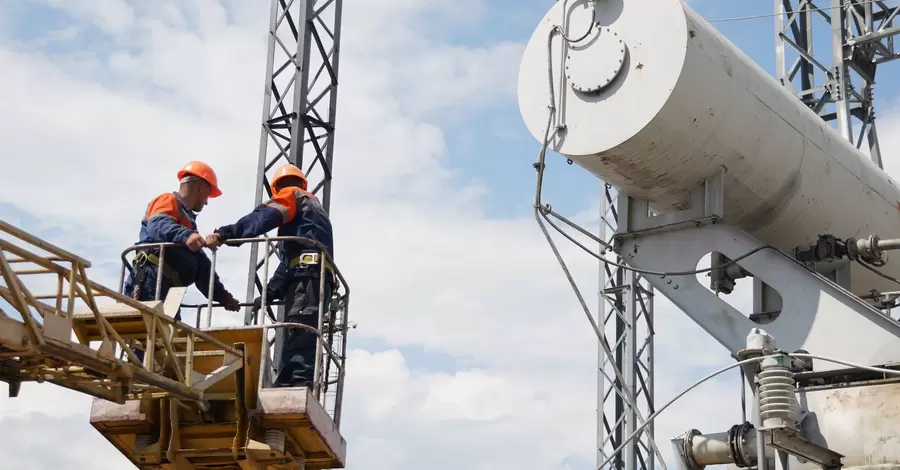 Через російські удари енергетики застосовують графіки аварійних відключень у трьох областях