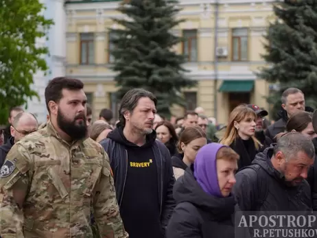 Попрощаться с бойцом Петриченко в Киеве пришли Притула, Стерненко и певица Стасик