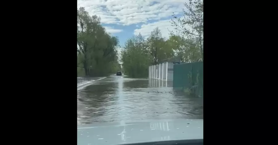 В Киевской области вода перелилась через дамбу в районе шлюзов