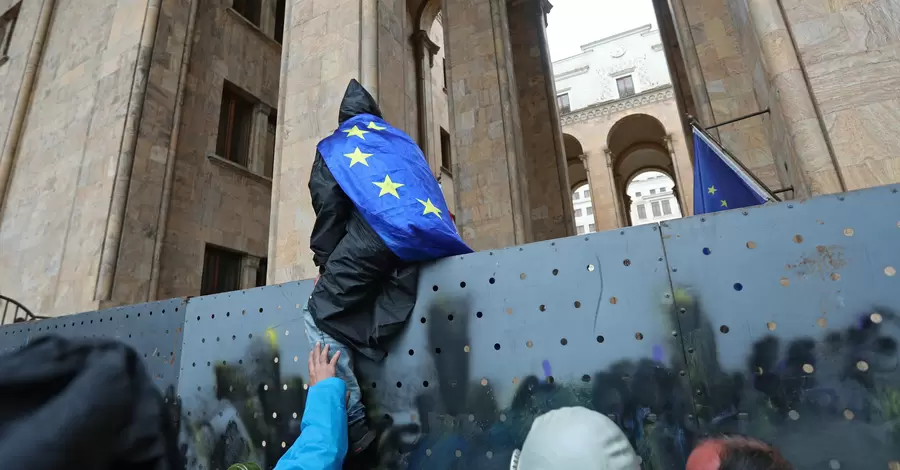 Парламент Грузии принял закон об иноагентах - протестующие сломали забор, начались задержания