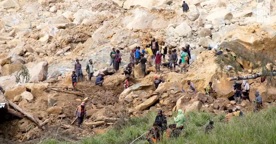 У Папуа-Новій Гвінеї через зсув заживо поховані до 2000 людей, їх відкопують лопатами та голими руками