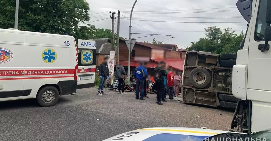 На Вінниччині пасажирський автобус зіткнувся з вантажівкою - 11 людей постраждали