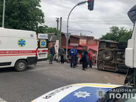 В Винницкой области пассажирский автобус столкнулся с грузовиком - 11 человек пострадали