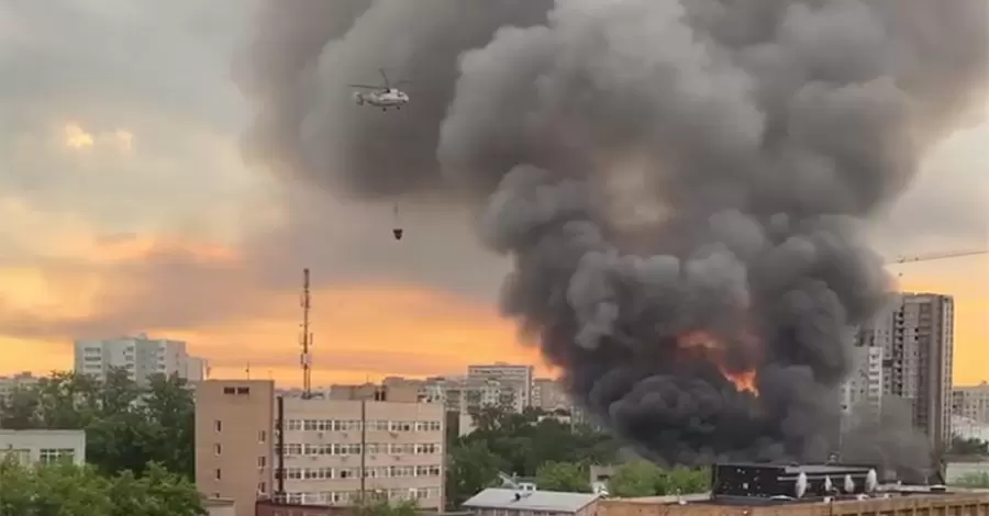 У Москві горить колишній машинобудівний завод, площа пожежі швидко збільшується