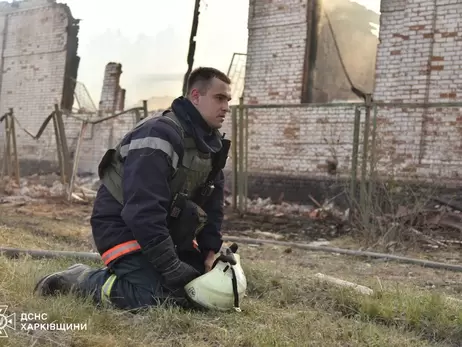 Російські війська вдарили по навчальному закладу в Ізюмському районі, спалахнула пожежа