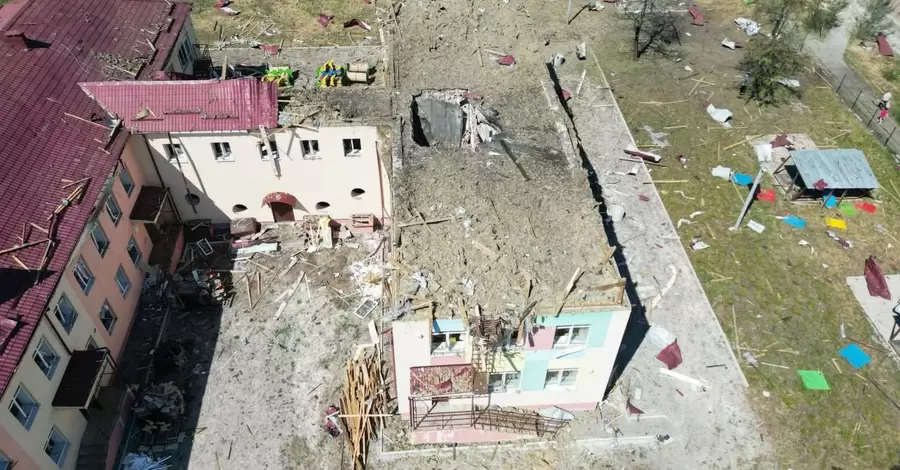Россияне сбросили авиабомбы на детсад в Мирнограде - пять раненых