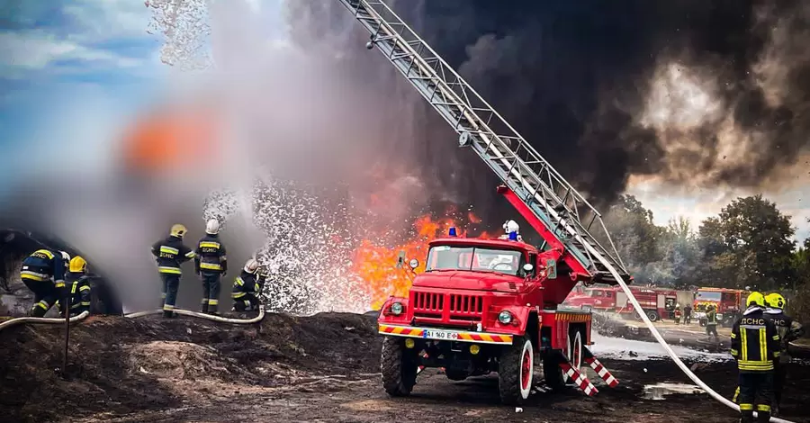 Масштабный пожар на промобъекте Киевской области, вспыхнувший после ударов РФ, потушили