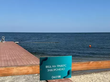 В Одессе открыли первый пляж - людям разрешили купаться в море, но с ограничением