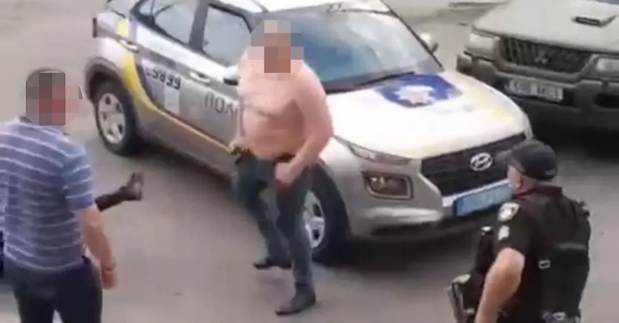 В Киеве мужчина во время комендантского часа вылез на служебный автомобиль и избил полицейского