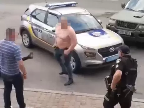 У Києві чоловік під час комендантської години виліз на службове авто та побив поліцейського