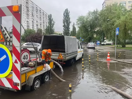Сильный дождь в Киеве затопил улицы и остановил общественный транспорт