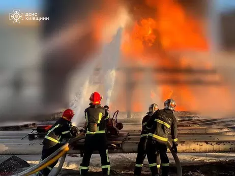 Пожежа на промисловому об’єкті Київщини триває вже добу