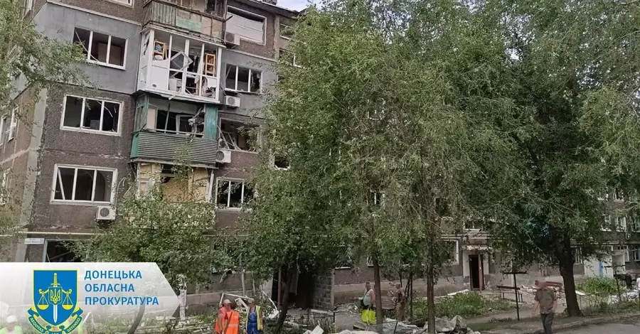 Россияне сбросили авиабомбу на многоэтажки в Селидово, много раненых
