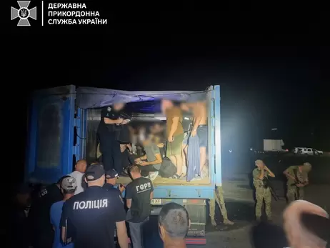На границе остановили фуру с 41 мужчиной, которых везли в Молдову