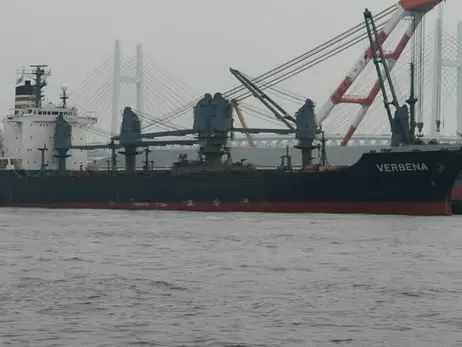 Экипаж покинул украинское судно, попавшее под обстрел хуситов в Аденском заливе