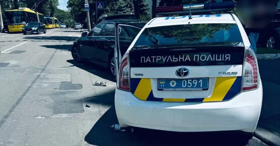 В Киеве патрульное авто попало в ДТП, один полицейский ранен